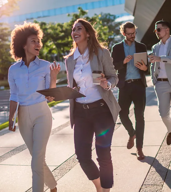 Consultores conversando y sonriendo